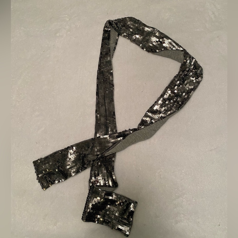 Fun sequenced scarf - Picture 2 of 6